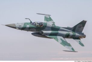 Um caça F-5M da FAB (Força Aérea Brasileira) caiu na tarde desta terça-feira (22) no município de Parnamirim (RN) durante um exercício aéreo. O piloto conseguiu se ejetar antes de o caça colidir com o solo. Em nota, a FAB disse que o militar foi resgatado por uma equipe de salvamento.