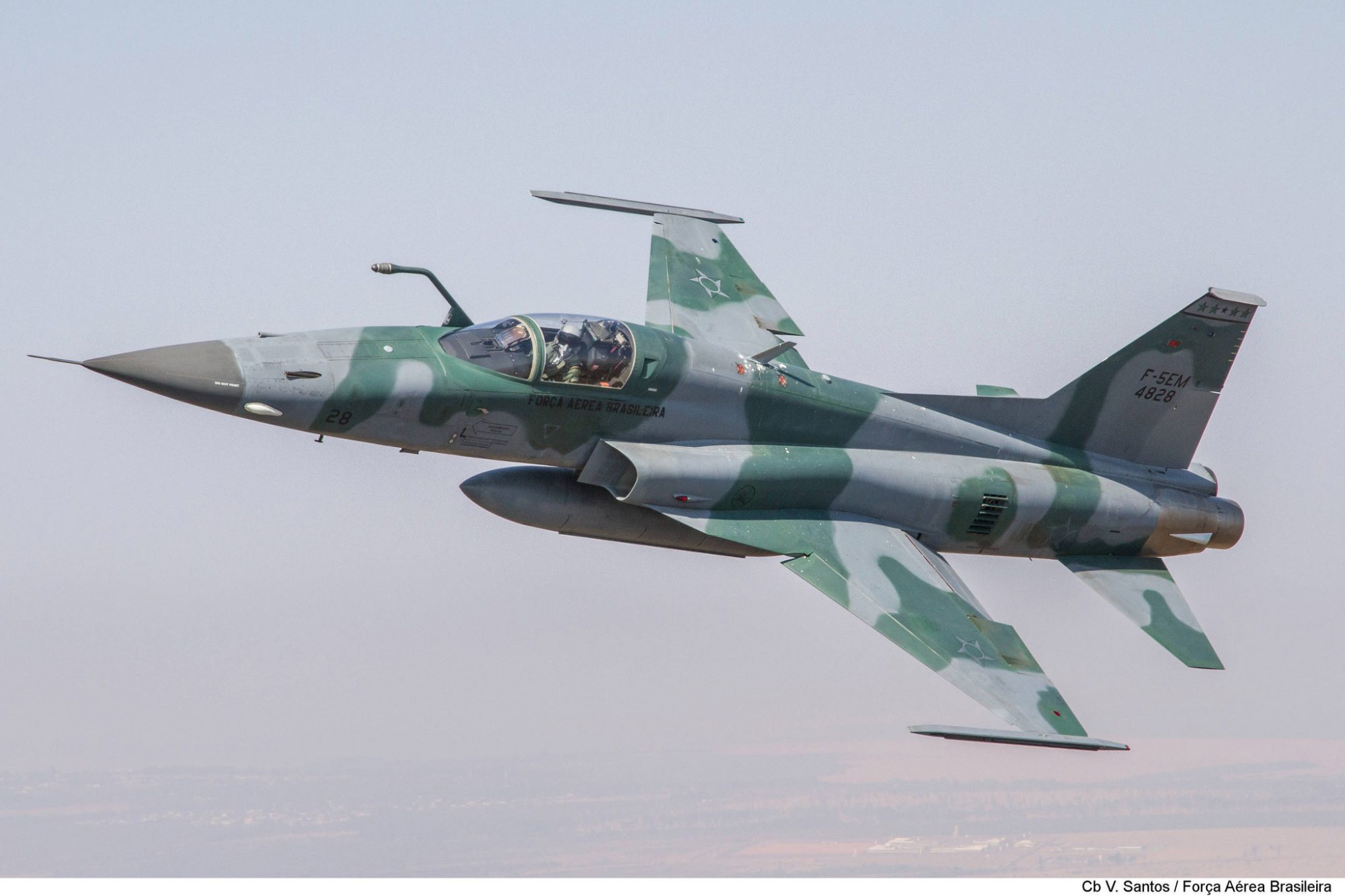 Um caça F-5M da FAB (Força Aérea Brasileira) caiu na tarde desta terça-feira (22) no município de Parnamirim (RN) durante um exercício aéreo. O piloto conseguiu se ejetar antes de o caça colidir com o solo. Em nota, a FAB disse que o militar foi resgatado por uma equipe de salvamento.