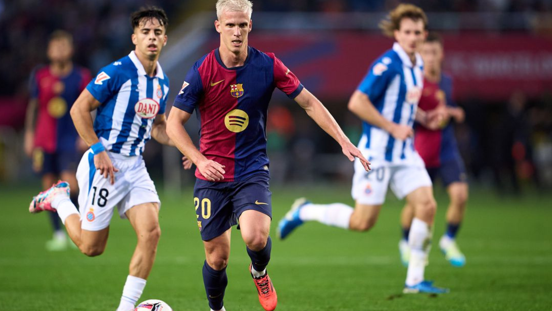 O Barcelona derrotou o Espanyol por 3 a 1 em um confronto pela La Liga no Estádio Olímpic Lluís Companys. Desde o início, o Barça mostrou sua superioridade, com um gol rápido de Dani Olmo aos 12 minutos. Em uma jogada bem trabalhada, Raphinha ampliou para 2 a 0 aos 23 minutos, e Olmo marcou seu segundo gol aos 31 minutos, encerrando o primeiro tempo com um sólido placar de 3 a 0. O Espanyol reagiu no segundo tempo, quando Javi Puado conseguiu descontar aos 63 minutos, mas o Barcelona seguiu no controle do jogo, neutralizando novas tentativas do adversário. Essa vitória reforça a posição do Barcelona na parte superior da tabela, colocando a equipe como uma das favoritas ao título da temporada. Para o Espanyol, que está lutando para se afastar das últimas colocações, a derrota representa um desafio adicional na sua luta pela permanência na elite do futebol espanhol. Com cerca de 49 mil torcedores presentes, o jogo também foi marcado por momentos de tensão, incluindo um gol anulado do Espanyol após revisão pelo VAR. Ao final, a atuação convincente do Barcelona deixou claro seu bom momento na competição e suas aspirações para a temporada.