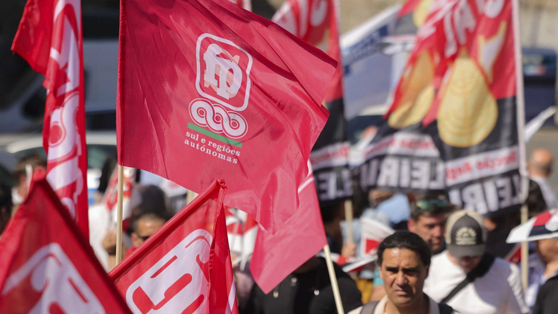 Título: Negociações de Aumentos Salariais entre Governo e Sindicatos da Função Pública Resumo: Governo e sindicatos da função pública negociam aumento salarial de 55 euros ou 2,1%; nova reunião ocorre hoje. Atualmente, o governo de Portugal está em diálogo com os sindicatos da função pública para discutir a proposta de aumento salarial que gira em torno de 55 euros, ou um mínimo de 2,1%. Essa proposta surge em um momento em que os trabalhadores do setor público esperam melhorias em suas condições financeiras, refletindo os desafios econômicos enfrentados por muitos. A última reunião entre as partes não resultou em um consenso, levando à convocação de uma nova reunião agendada para hoje. As expectativas em relação a este encontro são altas, pois os sindicatos representam uma parte significativa da força de trabalho e sua mobilização pode ter impactos diretos nas operações do governo e na prestação de serviços públicos essenciais. Os representantes dos trabalhadores têm insistido na necessidade de aumentos que não apenas acompanhem a inflação, mas que também ajudem a melhorar o padrão de vida de seus membros. O governo, por sua vez, está tentando equilibrar suas próprias restrições orçamentárias com a necessidade de garantir que os trabalhadores da função pública sejam justamente compensados. A resolução dessas negociações é crucial não apenas para os funcionários públicos, mas também para a estabilidade social e econômica do país. Um acordo pode promover a confiança entre o governo e seus trabalhadores, enquanto um impasse pode levar a descontentamento e protestos. O desenrolar dessas negociações será observado de perto, pois pode influenciar outras áreas da economia portuguesa. Tags: governo, sindicatos, função pública, aumentos salariais, negociação, Portugal, 2024
