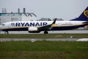 Título: Ryanair Enfrenta Queda nos Lucros e Aumento nos Preços de Habitação em Portugal Resumo: Ryanair reporta queda de 18% nos lucros; preços das casas em Portugal sobem 0,9% em outubro. A Ryanair, uma das principais companhias aéreas de baixo custo da Europa, reportou uma queda significativa de 18% em seus lucros, que totalizaram 1,79 bilhões de euros. Este resultado reflete um cenário desafiador para a companhia, que tem enfrentado diversas dificuldades operacionais, incluindo a concorrência crescente no setor e o aumento dos custos de combustível. Essa redução nos lucros pode afetar as estratégias futuras da empresa, incluindo possíveis mudanças nas rotas, na política de preços e até na frota de aeronaves. Simultaneamente, o mercado imobiliário em Portugal também enfrenta suas próprias pressões, com os preços das casas subindo 0,9% em outubro. Esse aumento é um reflexo da alta demanda por imóveis, que continua a ser alimentada por uma combinação de fatores, incluindo a escassez de oferta e o crescente interesse por parte de compradores estrangeiros. O setor imobiliário tem se mostrado resiliente, mesmo em meio a um ambiente econômico incerto, mas os preços mais altos podem dificultar a acessibilidade para muitos potenciais compradores, especialmente os mais jovens. As tendências no setor aéreo e imobiliário são indicativas das dinâmicas econômicas em Portugal e na Europa. A intersecção entre a queda dos lucros da Ryanair e o aumento dos preços das casas pode sinalizar um momento crucial para a economia, onde os consumidores precisam navegar em um cenário complexo de gastos e investimentos. Tags: Ryanair, lucros, queda, preços das casas, Portugal, mercado imobiliário, 2024