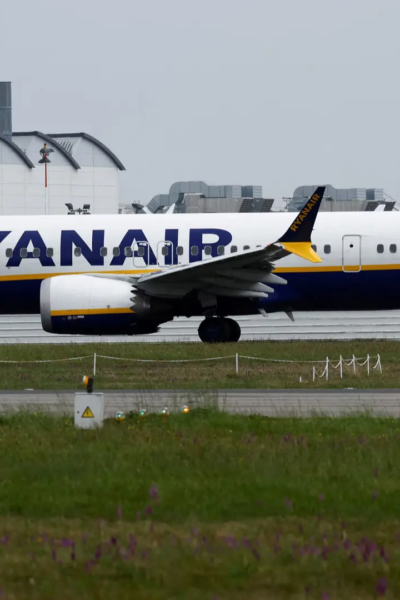 Título: Ryanair Enfrenta Queda nos Lucros e Aumento nos Preços de Habitação em Portugal Resumo: Ryanair reporta queda de 18% nos lucros; preços das casas em Portugal sobem 0,9% em outubro. A Ryanair, uma das principais companhias aéreas de baixo custo da Europa, reportou uma queda significativa de 18% em seus lucros, que totalizaram 1,79 bilhões de euros. Este resultado reflete um cenário desafiador para a companhia, que tem enfrentado diversas dificuldades operacionais, incluindo a concorrência crescente no setor e o aumento dos custos de combustível. Essa redução nos lucros pode afetar as estratégias futuras da empresa, incluindo possíveis mudanças nas rotas, na política de preços e até na frota de aeronaves. Simultaneamente, o mercado imobiliário em Portugal também enfrenta suas próprias pressões, com os preços das casas subindo 0,9% em outubro. Esse aumento é um reflexo da alta demanda por imóveis, que continua a ser alimentada por uma combinação de fatores, incluindo a escassez de oferta e o crescente interesse por parte de compradores estrangeiros. O setor imobiliário tem se mostrado resiliente, mesmo em meio a um ambiente econômico incerto, mas os preços mais altos podem dificultar a acessibilidade para muitos potenciais compradores, especialmente os mais jovens. As tendências no setor aéreo e imobiliário são indicativas das dinâmicas econômicas em Portugal e na Europa. A intersecção entre a queda dos lucros da Ryanair e o aumento dos preços das casas pode sinalizar um momento crucial para a economia, onde os consumidores precisam navegar em um cenário complexo de gastos e investimentos. Tags: Ryanair, lucros, queda, preços das casas, Portugal, mercado imobiliário, 2024