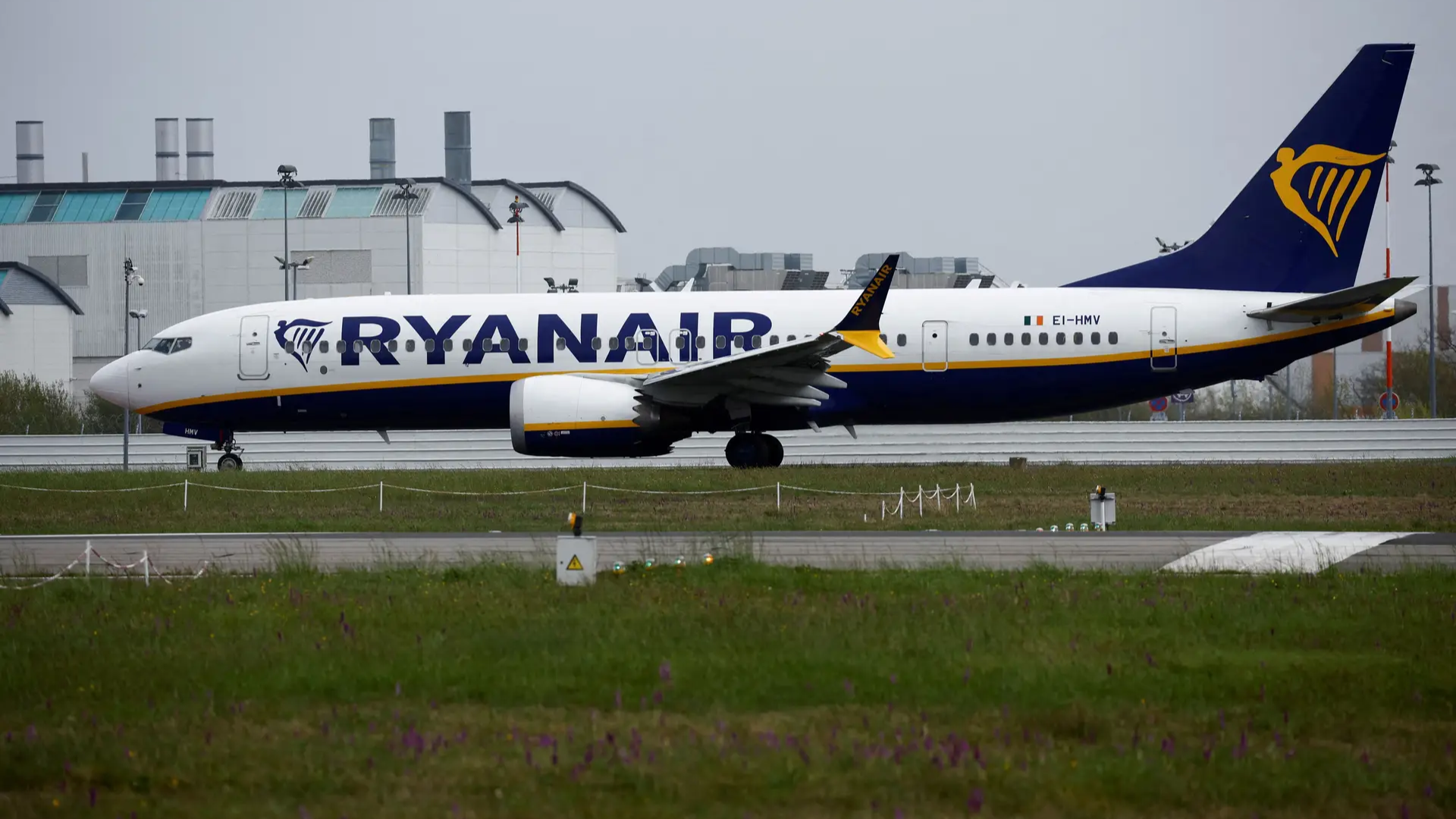 Título: Ryanair Enfrenta Queda nos Lucros e Aumento nos Preços de Habitação em Portugal Resumo: Ryanair reporta queda de 18% nos lucros; preços das casas em Portugal sobem 0,9% em outubro. A Ryanair, uma das principais companhias aéreas de baixo custo da Europa, reportou uma queda significativa de 18% em seus lucros, que totalizaram 1,79 bilhões de euros. Este resultado reflete um cenário desafiador para a companhia, que tem enfrentado diversas dificuldades operacionais, incluindo a concorrência crescente no setor e o aumento dos custos de combustível. Essa redução nos lucros pode afetar as estratégias futuras da empresa, incluindo possíveis mudanças nas rotas, na política de preços e até na frota de aeronaves. Simultaneamente, o mercado imobiliário em Portugal também enfrenta suas próprias pressões, com os preços das casas subindo 0,9% em outubro. Esse aumento é um reflexo da alta demanda por imóveis, que continua a ser alimentada por uma combinação de fatores, incluindo a escassez de oferta e o crescente interesse por parte de compradores estrangeiros. O setor imobiliário tem se mostrado resiliente, mesmo em meio a um ambiente econômico incerto, mas os preços mais altos podem dificultar a acessibilidade para muitos potenciais compradores, especialmente os mais jovens. As tendências no setor aéreo e imobiliário são indicativas das dinâmicas econômicas em Portugal e na Europa. A intersecção entre a queda dos lucros da Ryanair e o aumento dos preços das casas pode sinalizar um momento crucial para a economia, onde os consumidores precisam navegar em um cenário complexo de gastos e investimentos. Tags: Ryanair, lucros, queda, preços das casas, Portugal, mercado imobiliário, 2024