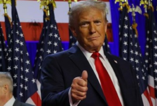 Título: Trump, Vance e Kamala Harris: Novos Embates Políticos Agitam os EUA e Mostram Diferenças nas Pesquisas de Voto Resumo: Trump, Vance e Kamala Harris se envolvem em polêmicas que aquecem o cenário político dos EUA, revelando a preferência dos eleitores. Notícia: Nos últimos dias, Donald Trump, J.D. Vance e a vice-presidente Kamala Harris têm sido protagonistas de debates intensos que refletem a polarização política dos Estados Unidos. Trump, ex-presidente e candidato para as eleições de 2024, continua a reunir seguidores em comícios e, segundo pesquisas recentes, conta com cerca de 40% das intenções de voto entre republicanos. Seu forte apoio popular indica que muitos eleitores conservadores ainda acreditam em suas promessas de reformas rigorosas, especialmente em temas como imigração e economia. Ao lado de Trump, J.D. Vance, senador republicano por Ohio, defende pautas conservadoras e está consolidado como uma figura influente para a base republicana. Embora não esteja concorrendo à presidência, Vance recebeu amplo apoio entre conservadores em seu estado, com uma aprovação que gira em torno de 65% entre republicanos locais. Ele critica frequentemente Kamala Harris e as políticas da administração Biden, especialmente em questões de segurança nas fronteiras e energia, temas de alta relevância para seu eleitorado. Por outro lado, Kamala Harris, vice-presidente e figura importante do governo Biden, tem concentrado esforços para garantir o apoio democrata e ganhar a confiança de eleitores moderados. Pesquisas mostram que Harris mantém aproximadamente 35% das intenções de voto entre democratas, enquanto a administração Biden no geral conta com cerca de 45% de aprovação nacional. Em suas falas recentes, Harris defendeu iniciativas voltadas para direitos civis e mudanças climáticas, e respondeu às críticas da oposição, enfatizando a importância de políticas inclusivas. Esses números refletem a polarização atual e mostram a diversidade de apoio entre eleitores de diferentes espectros ideológicos, preparando o cenário para uma eleição em 2024 marcada pela disputa acirrada. Tags: Donald Trump, J.D. Vance, Kamala Harris, eleições EUA, intenções de voto, polarização política, Estados Unidos, democratas, republicanos