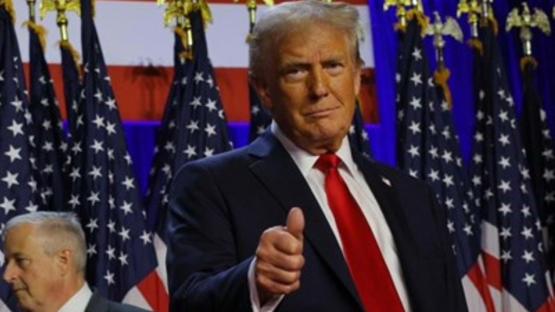 Título: Trump, Vance e Kamala Harris: Novos Embates Políticos Agitam os EUA e Mostram Diferenças nas Pesquisas de Voto Resumo: Trump, Vance e Kamala Harris se envolvem em polêmicas que aquecem o cenário político dos EUA, revelando a preferência dos eleitores. Notícia: Nos últimos dias, Donald Trump, J.D. Vance e a vice-presidente Kamala Harris têm sido protagonistas de debates intensos que refletem a polarização política dos Estados Unidos. Trump, ex-presidente e candidato para as eleições de 2024, continua a reunir seguidores em comícios e, segundo pesquisas recentes, conta com cerca de 40% das intenções de voto entre republicanos. Seu forte apoio popular indica que muitos eleitores conservadores ainda acreditam em suas promessas de reformas rigorosas, especialmente em temas como imigração e economia. Ao lado de Trump, J.D. Vance, senador republicano por Ohio, defende pautas conservadoras e está consolidado como uma figura influente para a base republicana. Embora não esteja concorrendo à presidência, Vance recebeu amplo apoio entre conservadores em seu estado, com uma aprovação que gira em torno de 65% entre republicanos locais. Ele critica frequentemente Kamala Harris e as políticas da administração Biden, especialmente em questões de segurança nas fronteiras e energia, temas de alta relevância para seu eleitorado. Por outro lado, Kamala Harris, vice-presidente e figura importante do governo Biden, tem concentrado esforços para garantir o apoio democrata e ganhar a confiança de eleitores moderados. Pesquisas mostram que Harris mantém aproximadamente 35% das intenções de voto entre democratas, enquanto a administração Biden no geral conta com cerca de 45% de aprovação nacional. Em suas falas recentes, Harris defendeu iniciativas voltadas para direitos civis e mudanças climáticas, e respondeu às críticas da oposição, enfatizando a importância de políticas inclusivas. Esses números refletem a polarização atual e mostram a diversidade de apoio entre eleitores de diferentes espectros ideológicos, preparando o cenário para uma eleição em 2024 marcada pela disputa acirrada. Tags: Donald Trump, J.D. Vance, Kamala Harris, eleições EUA, intenções de voto, polarização política, Estados Unidos, democratas, republicanos