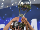 Título: Racing vence Cruzeiro e conquista a Sul-Americana após 36 anos Resumo: Racing vence Cruzeiro por 3x1 em final histórica e garante seu quarto título internacional. Texto: O Racing Club, da Argentina, superou o Cruzeiro por 3x1 na final da Copa Sul-Americana 2024, realizada no Estádio General Pablo Rojas, no Paraguai. A equipe argentina dominou o primeiro tempo, abrindo vantagem com gols de Gastón Martirena e Adrián Martínez. Apesar de uma reação brasileira com um gol de Kaio Jorge no início do segundo tempo, o Racing selou o placar nos acréscimos com mais um gol, garantindo o título após 36 anos de jejum em competições internacionais. O estádio foi tomado por uma atmosfera azul e branca, com torcedores de ambos os lados apoiando suas equipes. Essa vitória representa o quarto título internacional do Racing, juntando-se às conquistas da Libertadores de 1967, da Intercontinental do mesmo ano e da Supercopa de 1988. Para o Cruzeiro, a derrota reacende memórias de outra final perdida para o Racing em 1988, quando Gustavo Costas, atual técnico da equipe argentina, era jogador do clube. Tags: Copa Sul-Americana, final 2024, Racing, Cruzeiro, futebol, título internacional, Conmebol, torcida argentina, futebol sul-americano, decisão histórica