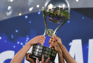 Título: Racing vence Cruzeiro e conquista a Sul-Americana após 36 anos Resumo: Racing vence Cruzeiro por 3x1 em final histórica e garante seu quarto título internacional. Texto: O Racing Club, da Argentina, superou o Cruzeiro por 3x1 na final da Copa Sul-Americana 2024, realizada no Estádio General Pablo Rojas, no Paraguai. A equipe argentina dominou o primeiro tempo, abrindo vantagem com gols de Gastón Martirena e Adrián Martínez. Apesar de uma reação brasileira com um gol de Kaio Jorge no início do segundo tempo, o Racing selou o placar nos acréscimos com mais um gol, garantindo o título após 36 anos de jejum em competições internacionais. O estádio foi tomado por uma atmosfera azul e branca, com torcedores de ambos os lados apoiando suas equipes. Essa vitória representa o quarto título internacional do Racing, juntando-se às conquistas da Libertadores de 1967, da Intercontinental do mesmo ano e da Supercopa de 1988. Para o Cruzeiro, a derrota reacende memórias de outra final perdida para o Racing em 1988, quando Gustavo Costas, atual técnico da equipe argentina, era jogador do clube. Tags: Copa Sul-Americana, final 2024, Racing, Cruzeiro, futebol, título internacional, Conmebol, torcida argentina, futebol sul-americano, decisão histórica