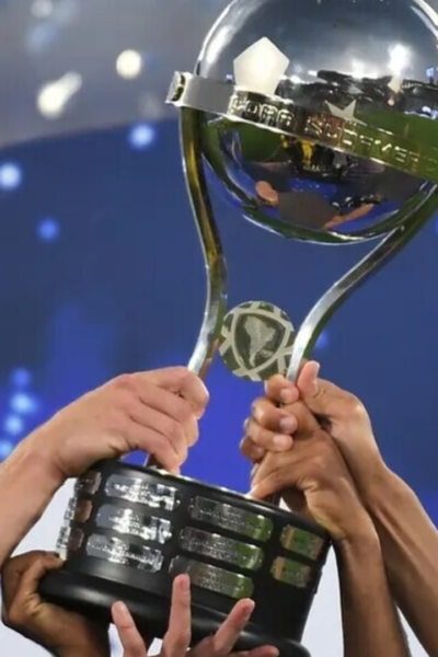 Título: Racing vence Cruzeiro e conquista a Sul-Americana após 36 anos Resumo: Racing vence Cruzeiro por 3x1 em final histórica e garante seu quarto título internacional. Texto: O Racing Club, da Argentina, superou o Cruzeiro por 3x1 na final da Copa Sul-Americana 2024, realizada no Estádio General Pablo Rojas, no Paraguai. A equipe argentina dominou o primeiro tempo, abrindo vantagem com gols de Gastón Martirena e Adrián Martínez. Apesar de uma reação brasileira com um gol de Kaio Jorge no início do segundo tempo, o Racing selou o placar nos acréscimos com mais um gol, garantindo o título após 36 anos de jejum em competições internacionais. O estádio foi tomado por uma atmosfera azul e branca, com torcedores de ambos os lados apoiando suas equipes. Essa vitória representa o quarto título internacional do Racing, juntando-se às conquistas da Libertadores de 1967, da Intercontinental do mesmo ano e da Supercopa de 1988. Para o Cruzeiro, a derrota reacende memórias de outra final perdida para o Racing em 1988, quando Gustavo Costas, atual técnico da equipe argentina, era jogador do clube. Tags: Copa Sul-Americana, final 2024, Racing, Cruzeiro, futebol, título internacional, Conmebol, torcida argentina, futebol sul-americano, decisão histórica