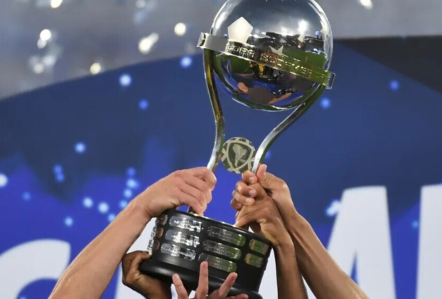 Título: Racing vence Cruzeiro e conquista a Sul-Americana após 36 anos Resumo: Racing vence Cruzeiro por 3x1 em final histórica e garante seu quarto título internacional. Texto: O Racing Club, da Argentina, superou o Cruzeiro por 3x1 na final da Copa Sul-Americana 2024, realizada no Estádio General Pablo Rojas, no Paraguai. A equipe argentina dominou o primeiro tempo, abrindo vantagem com gols de Gastón Martirena e Adrián Martínez. Apesar de uma reação brasileira com um gol de Kaio Jorge no início do segundo tempo, o Racing selou o placar nos acréscimos com mais um gol, garantindo o título após 36 anos de jejum em competições internacionais. O estádio foi tomado por uma atmosfera azul e branca, com torcedores de ambos os lados apoiando suas equipes. Essa vitória representa o quarto título internacional do Racing, juntando-se às conquistas da Libertadores de 1967, da Intercontinental do mesmo ano e da Supercopa de 1988. Para o Cruzeiro, a derrota reacende memórias de outra final perdida para o Racing em 1988, quando Gustavo Costas, atual técnico da equipe argentina, era jogador do clube. Tags: Copa Sul-Americana, final 2024, Racing, Cruzeiro, futebol, título internacional, Conmebol, torcida argentina, futebol sul-americano, decisão histórica