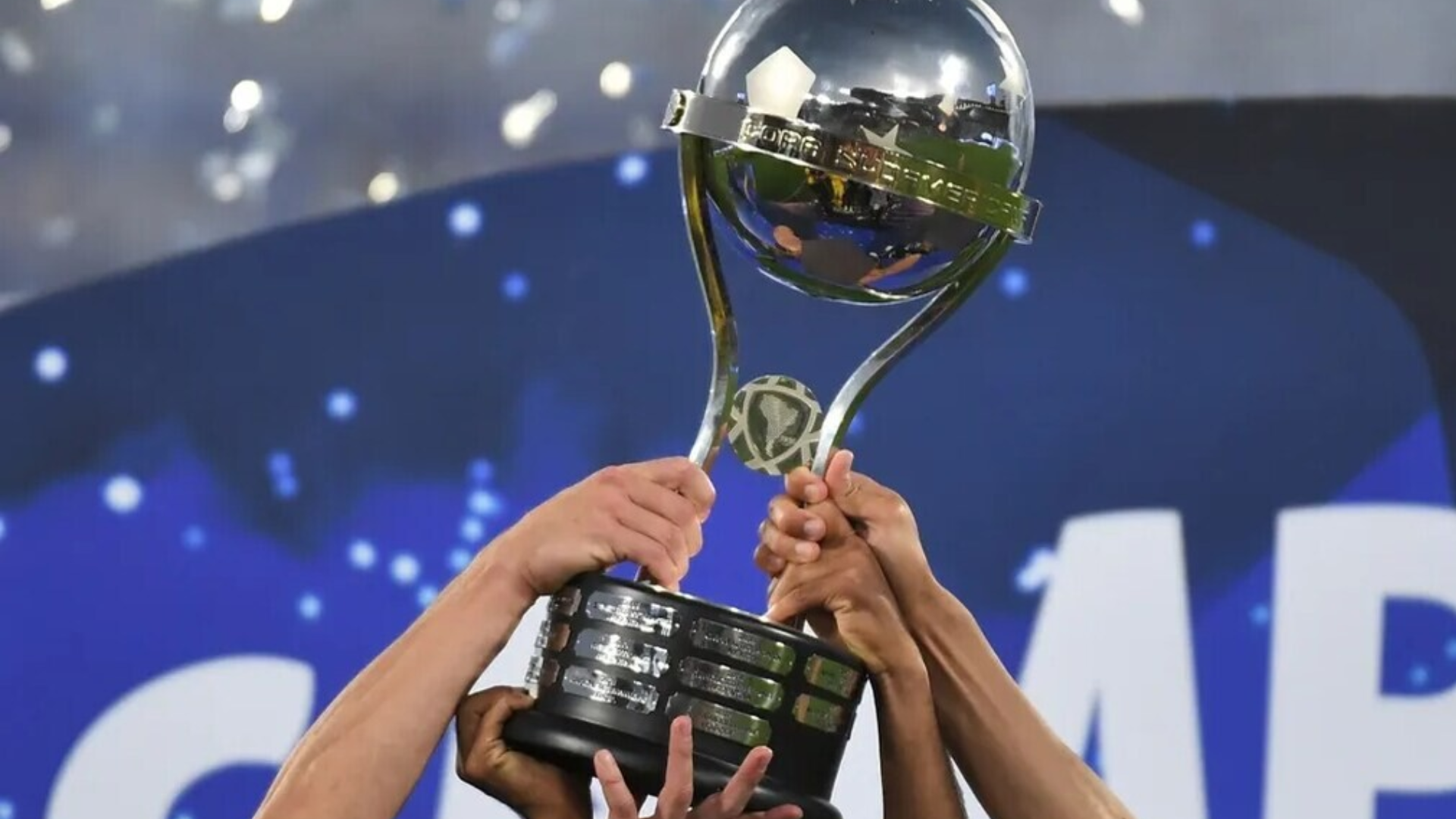 Título: Racing vence Cruzeiro e conquista a Sul-Americana após 36 anos Resumo: Racing vence Cruzeiro por 3x1 em final histórica e garante seu quarto título internacional. Texto: O Racing Club, da Argentina, superou o Cruzeiro por 3x1 na final da Copa Sul-Americana 2024, realizada no Estádio General Pablo Rojas, no Paraguai. A equipe argentina dominou o primeiro tempo, abrindo vantagem com gols de Gastón Martirena e Adrián Martínez. Apesar de uma reação brasileira com um gol de Kaio Jorge no início do segundo tempo, o Racing selou o placar nos acréscimos com mais um gol, garantindo o título após 36 anos de jejum em competições internacionais. O estádio foi tomado por uma atmosfera azul e branca, com torcedores de ambos os lados apoiando suas equipes. Essa vitória representa o quarto título internacional do Racing, juntando-se às conquistas da Libertadores de 1967, da Intercontinental do mesmo ano e da Supercopa de 1988. Para o Cruzeiro, a derrota reacende memórias de outra final perdida para o Racing em 1988, quando Gustavo Costas, atual técnico da equipe argentina, era jogador do clube. Tags: Copa Sul-Americana, final 2024, Racing, Cruzeiro, futebol, título internacional, Conmebol, torcida argentina, futebol sul-americano, decisão histórica
