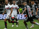 Atlético-MG e São Paulo empatam no Morumbis em jogo decisivo pela reta final do Brasileirão Resumo: São Paulo e Atlético-MG empatam no Morumbis, mantendo suspenses na disputa por vaga na Libertadores e na Copa Sul-Americana. Texto (250 palavras): Na noite deste sábado (23), São Paulo e Atlético-MG protagonizaram um empate sem gols no Estádio do Morumbis, em jogo válido pela 35ª rodada do Brasileirão. Em uma partida equilibrada, ambas as equipes mantiveram a tensão de suas campanhas. O Tricolor buscava consolidar sua posição no G6 e garantir uma vaga direta na fase de grupos da Libertadores de 2025. Com chances criadas, mas sem eficiência nas finalizações, o time de Dorival Júnior viu suas aspirações pela vitória frustradas diante de uma defesa sólida do adversário. Por outro lado, o Atlético-MG, já classificado para a final da Libertadores no próximo sábado (30), optou por preservar alguns titulares, equilibrando entre experiência e juventude. A equipe mineira segue tentando uma reabilitação no Brasileiro, onde luta por uma vaga na Copa Sul-Americana, mas sua sequência de oito jogos sem vitória continua. O duelo ficou marcado por oportunidades desperdiçadas, além de boas atuações dos goleiros Éverson, do Galo, e Rafael, do São Paulo, que garantiram o placar zerado. Este resultado mantém ambas as equipes pressionadas na tabela: o São Paulo segue no sexto lugar, enquanto o Atlético-MG continua distante do G8. Agora, o Tricolor volta suas atenções para a próxima rodada, enquanto o Galo foca na decisão contra o Botafogo pela Libertadores, crucial para salvar sua temporada. Tags: Atlético-MG, São Paulo, Brasileirão, empate, Morumbis, Libertadores, Sul-Americana, futebol, esporte, G6, rodada 35