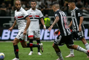 Atlético-MG e São Paulo empatam no Morumbis em jogo decisivo pela reta final do Brasileirão Resumo: São Paulo e Atlético-MG empatam no Morumbis, mantendo suspenses na disputa por vaga na Libertadores e na Copa Sul-Americana. Texto (250 palavras): Na noite deste sábado (23), São Paulo e Atlético-MG protagonizaram um empate sem gols no Estádio do Morumbis, em jogo válido pela 35ª rodada do Brasileirão. Em uma partida equilibrada, ambas as equipes mantiveram a tensão de suas campanhas. O Tricolor buscava consolidar sua posição no G6 e garantir uma vaga direta na fase de grupos da Libertadores de 2025. Com chances criadas, mas sem eficiência nas finalizações, o time de Dorival Júnior viu suas aspirações pela vitória frustradas diante de uma defesa sólida do adversário. Por outro lado, o Atlético-MG, já classificado para a final da Libertadores no próximo sábado (30), optou por preservar alguns titulares, equilibrando entre experiência e juventude. A equipe mineira segue tentando uma reabilitação no Brasileiro, onde luta por uma vaga na Copa Sul-Americana, mas sua sequência de oito jogos sem vitória continua. O duelo ficou marcado por oportunidades desperdiçadas, além de boas atuações dos goleiros Éverson, do Galo, e Rafael, do São Paulo, que garantiram o placar zerado. Este resultado mantém ambas as equipes pressionadas na tabela: o São Paulo segue no sexto lugar, enquanto o Atlético-MG continua distante do G8. Agora, o Tricolor volta suas atenções para a próxima rodada, enquanto o Galo foca na decisão contra o Botafogo pela Libertadores, crucial para salvar sua temporada. Tags: Atlético-MG, São Paulo, Brasileirão, empate, Morumbis, Libertadores, Sul-Americana, futebol, esporte, G6, rodada 35