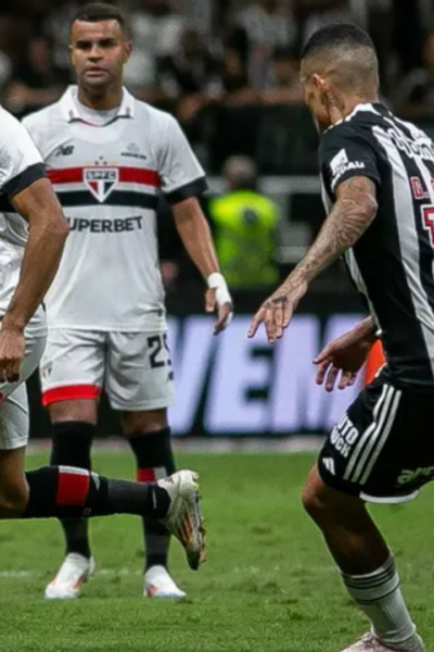 Atlético-MG e São Paulo empatam no Morumbis em jogo decisivo pela reta final do Brasileirão Resumo: São Paulo e Atlético-MG empatam no Morumbis, mantendo suspenses na disputa por vaga na Libertadores e na Copa Sul-Americana. Texto (250 palavras): Na noite deste sábado (23), São Paulo e Atlético-MG protagonizaram um empate sem gols no Estádio do Morumbis, em jogo válido pela 35ª rodada do Brasileirão. Em uma partida equilibrada, ambas as equipes mantiveram a tensão de suas campanhas. O Tricolor buscava consolidar sua posição no G6 e garantir uma vaga direta na fase de grupos da Libertadores de 2025. Com chances criadas, mas sem eficiência nas finalizações, o time de Dorival Júnior viu suas aspirações pela vitória frustradas diante de uma defesa sólida do adversário. Por outro lado, o Atlético-MG, já classificado para a final da Libertadores no próximo sábado (30), optou por preservar alguns titulares, equilibrando entre experiência e juventude. A equipe mineira segue tentando uma reabilitação no Brasileiro, onde luta por uma vaga na Copa Sul-Americana, mas sua sequência de oito jogos sem vitória continua. O duelo ficou marcado por oportunidades desperdiçadas, além de boas atuações dos goleiros Éverson, do Galo, e Rafael, do São Paulo, que garantiram o placar zerado. Este resultado mantém ambas as equipes pressionadas na tabela: o São Paulo segue no sexto lugar, enquanto o Atlético-MG continua distante do G8. Agora, o Tricolor volta suas atenções para a próxima rodada, enquanto o Galo foca na decisão contra o Botafogo pela Libertadores, crucial para salvar sua temporada. Tags: Atlético-MG, São Paulo, Brasileirão, empate, Morumbis, Libertadores, Sul-Americana, futebol, esporte, G6, rodada 35