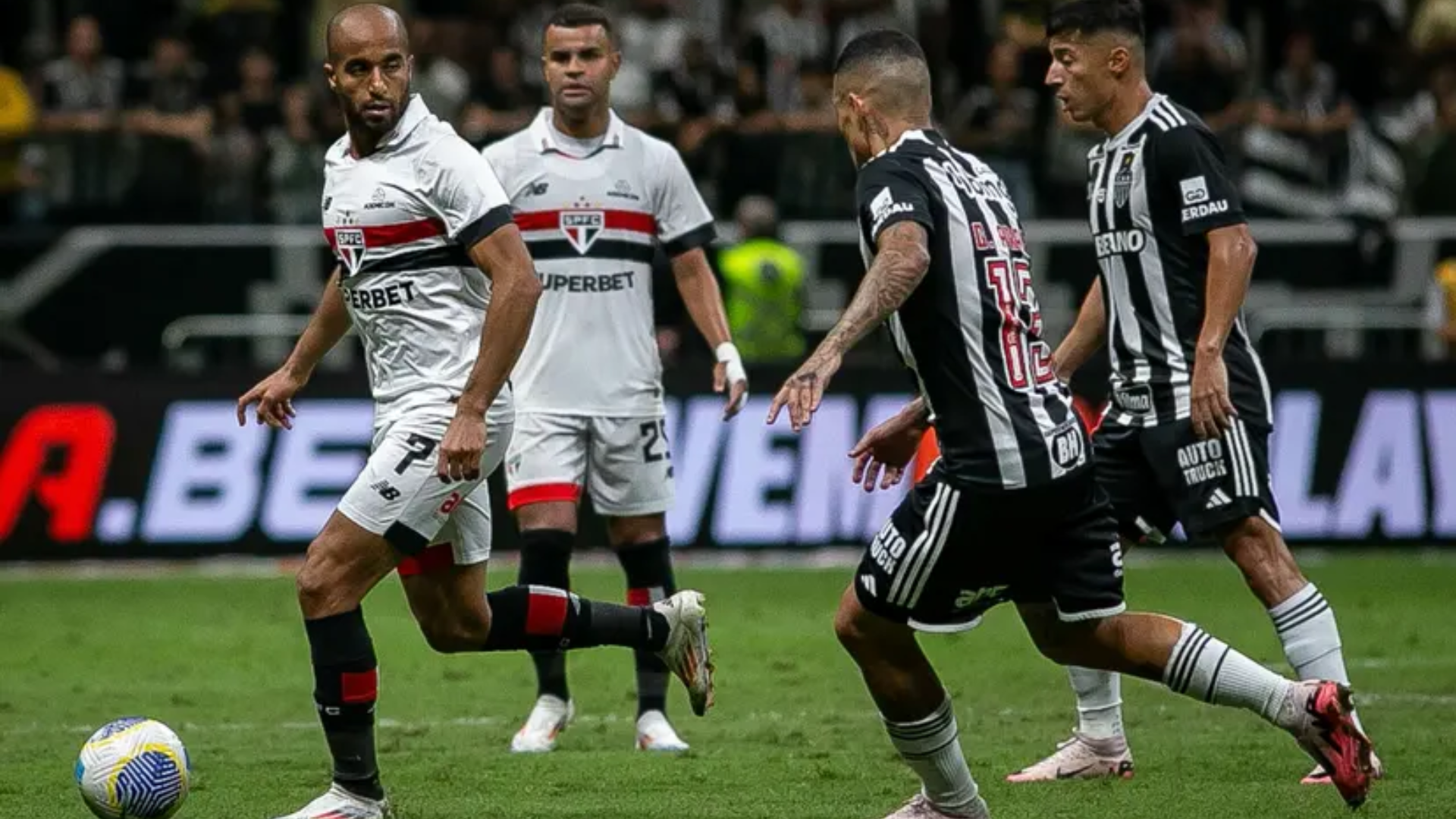 Atlético-MG e São Paulo empatam no Morumbis em jogo decisivo pela reta final do Brasileirão Resumo: São Paulo e Atlético-MG empatam no Morumbis, mantendo suspenses na disputa por vaga na Libertadores e na Copa Sul-Americana. Texto (250 palavras): Na noite deste sábado (23), São Paulo e Atlético-MG protagonizaram um empate sem gols no Estádio do Morumbis, em jogo válido pela 35ª rodada do Brasileirão. Em uma partida equilibrada, ambas as equipes mantiveram a tensão de suas campanhas. O Tricolor buscava consolidar sua posição no G6 e garantir uma vaga direta na fase de grupos da Libertadores de 2025. Com chances criadas, mas sem eficiência nas finalizações, o time de Dorival Júnior viu suas aspirações pela vitória frustradas diante de uma defesa sólida do adversário. Por outro lado, o Atlético-MG, já classificado para a final da Libertadores no próximo sábado (30), optou por preservar alguns titulares, equilibrando entre experiência e juventude. A equipe mineira segue tentando uma reabilitação no Brasileiro, onde luta por uma vaga na Copa Sul-Americana, mas sua sequência de oito jogos sem vitória continua. O duelo ficou marcado por oportunidades desperdiçadas, além de boas atuações dos goleiros Éverson, do Galo, e Rafael, do São Paulo, que garantiram o placar zerado. Este resultado mantém ambas as equipes pressionadas na tabela: o São Paulo segue no sexto lugar, enquanto o Atlético-MG continua distante do G8. Agora, o Tricolor volta suas atenções para a próxima rodada, enquanto o Galo foca na decisão contra o Botafogo pela Libertadores, crucial para salvar sua temporada. Tags: Atlético-MG, São Paulo, Brasileirão, empate, Morumbis, Libertadores, Sul-Americana, futebol, esporte, G6, rodada 35