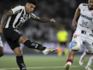 Botafogo Empata com Vitória e Perde a Liderança para o Palmeiras Resumo: Empate por 1 a 1 contra o Vitória tira o Botafogo da liderança do Brasileirão. Palmeiras assume a ponta. No confronto realizado neste sábado (23) no Nilton Santos, o Botafogo empatou em 1 a 1 com o Vitória, perdendo a liderança do Campeonato Brasileiro para o Palmeiras. O gol do Vitória foi marcado por Alerrandro, enquanto o empate do Botafogo veio de um gol contra de Wagner Leonardo. O primeiro tempo foi marcado por nervosismo do Botafogo, que não conseguiu criar um bom volume ofensivo. Já o Vitória, com um futebol mais organizado, abriu o placar aos 19 minutos. No segundo tempo, após algumas mudanças, o Botafogo pressionou mais e conseguiu o empate aos 42 minutos, após o gol contra de Wagner Leonardo. Com o empate, o Botafogo caiu para a vice-liderança, com 70 pontos, enquanto o Palmeiras, que venceu o Atlético-GO, agora ocupa a ponta por critérios de desempate. O Botafogo enfrentará o Palmeiras na próxima rodada em uma "final antecipada" para a liderança do torneio. Tags: Botafogo, Vitória, Campeonato Brasileiro, empate, Alerrandro, Wagner Leonardo, Tiquinho Soares, futebol, Brasileirão 2024. PLACARDEFUTEBOL ​ FLASHSCORE . 2/2