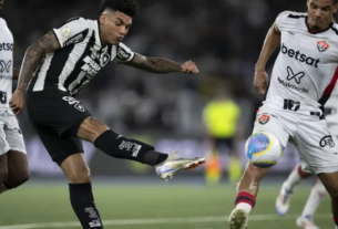 Botafogo Empata com Vitória e Perde a Liderança para o Palmeiras Resumo: Empate por 1 a 1 contra o Vitória tira o Botafogo da liderança do Brasileirão. Palmeiras assume a ponta. No confronto realizado neste sábado (23) no Nilton Santos, o Botafogo empatou em 1 a 1 com o Vitória, perdendo a liderança do Campeonato Brasileiro para o Palmeiras. O gol do Vitória foi marcado por Alerrandro, enquanto o empate do Botafogo veio de um gol contra de Wagner Leonardo. O primeiro tempo foi marcado por nervosismo do Botafogo, que não conseguiu criar um bom volume ofensivo. Já o Vitória, com um futebol mais organizado, abriu o placar aos 19 minutos. No segundo tempo, após algumas mudanças, o Botafogo pressionou mais e conseguiu o empate aos 42 minutos, após o gol contra de Wagner Leonardo. Com o empate, o Botafogo caiu para a vice-liderança, com 70 pontos, enquanto o Palmeiras, que venceu o Atlético-GO, agora ocupa a ponta por critérios de desempate. O Botafogo enfrentará o Palmeiras na próxima rodada em uma "final antecipada" para a liderança do torneio. Tags: Botafogo, Vitória, Campeonato Brasileiro, empate, Alerrandro, Wagner Leonardo, Tiquinho Soares, futebol, Brasileirão 2024. PLACARDEFUTEBOL ​ FLASHSCORE . 2/2