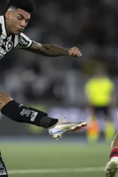 Botafogo Empata com Vitória e Perde a Liderança para o Palmeiras Resumo: Empate por 1 a 1 contra o Vitória tira o Botafogo da liderança do Brasileirão. Palmeiras assume a ponta. No confronto realizado neste sábado (23) no Nilton Santos, o Botafogo empatou em 1 a 1 com o Vitória, perdendo a liderança do Campeonato Brasileiro para o Palmeiras. O gol do Vitória foi marcado por Alerrandro, enquanto o empate do Botafogo veio de um gol contra de Wagner Leonardo. O primeiro tempo foi marcado por nervosismo do Botafogo, que não conseguiu criar um bom volume ofensivo. Já o Vitória, com um futebol mais organizado, abriu o placar aos 19 minutos. No segundo tempo, após algumas mudanças, o Botafogo pressionou mais e conseguiu o empate aos 42 minutos, após o gol contra de Wagner Leonardo. Com o empate, o Botafogo caiu para a vice-liderança, com 70 pontos, enquanto o Palmeiras, que venceu o Atlético-GO, agora ocupa a ponta por critérios de desempate. O Botafogo enfrentará o Palmeiras na próxima rodada em uma "final antecipada" para a liderança do torneio. Tags: Botafogo, Vitória, Campeonato Brasileiro, empate, Alerrandro, Wagner Leonardo, Tiquinho Soares, futebol, Brasileirão 2024. PLACARDEFUTEBOL ​ FLASHSCORE . 2/2