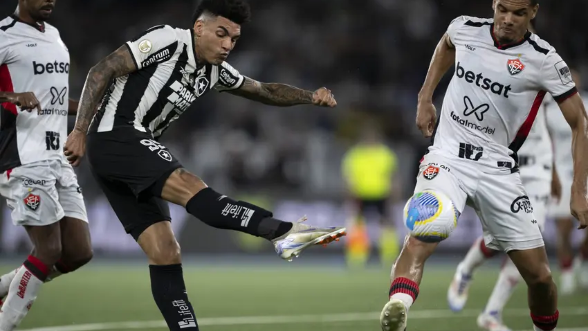 Botafogo Empata com Vitória e Perde a Liderança para o Palmeiras Resumo: Empate por 1 a 1 contra o Vitória tira o Botafogo da liderança do Brasileirão. Palmeiras assume a ponta. No confronto realizado neste sábado (23) no Nilton Santos, o Botafogo empatou em 1 a 1 com o Vitória, perdendo a liderança do Campeonato Brasileiro para o Palmeiras. O gol do Vitória foi marcado por Alerrandro, enquanto o empate do Botafogo veio de um gol contra de Wagner Leonardo. O primeiro tempo foi marcado por nervosismo do Botafogo, que não conseguiu criar um bom volume ofensivo. Já o Vitória, com um futebol mais organizado, abriu o placar aos 19 minutos. No segundo tempo, após algumas mudanças, o Botafogo pressionou mais e conseguiu o empate aos 42 minutos, após o gol contra de Wagner Leonardo. Com o empate, o Botafogo caiu para a vice-liderança, com 70 pontos, enquanto o Palmeiras, que venceu o Atlético-GO, agora ocupa a ponta por critérios de desempate. O Botafogo enfrentará o Palmeiras na próxima rodada em uma "final antecipada" para a liderança do torneio. Tags: Botafogo, Vitória, Campeonato Brasileiro, empate, Alerrandro, Wagner Leonardo, Tiquinho Soares, futebol, Brasileirão 2024. PLACARDEFUTEBOL ​ FLASHSCORE . 2/2