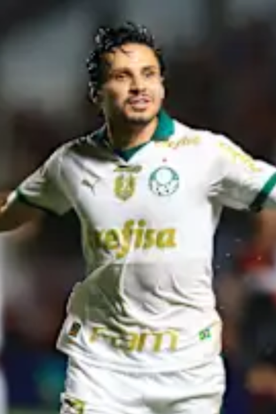 Em 18 segundos, Palmeiras assume liderança do Brasileirão: de Veiga em Goiânia a Alerrandro no Rio" Resumo (251 palavras): A 34ª rodada do Campeonato Brasileiro foi marcada por dois gols em apenas 18 segundos, que mudaram a tabela da competição e colocaram o Palmeiras na liderança. Aos 19 minutos do primeiro tempo, Raphael Veiga abriu o placar para o Verdão contra o Atlético-GO, em Goiânia, com um gol dentro da área. Apenas instantes depois, Alerrandro, do Vitória, balançou as redes no Nilton Santos, contra o Botafogo. O gol de Veiga, ocorrido às 19h49min46s, colocou o Palmeiras na liderança do campeonato, mas foi o gol de Alerrandro, aos 19h50min04s, que consolidou a posição do time paulista. Nesse momento, o Palmeiras se tornou líder isolado, com 70 pontos e 21 vitórias, enquanto o Botafogo caiu para a segunda posição, com 70 pontos e 20 vitórias. Embora o Botafogo tenha empatado com o Vitória por 1 a 1, perdeu a liderança às vésperas de uma final antecipada contra o Verdão. O Palmeiras, que ainda tem duas partidas importantes pela frente, pode se consagrar tricampeão da Série A se vencer os próximos jogos. Restam apenas três rodadas para o fim do Brasileirão, e a disputa está acirrada para definir o campeão. Resumo (20 palavras): Dois gols em 18 segundos colocaram o Palmeiras na liderança isolada do Campeonato Brasileiro, faltando três rodadas para o fim. Tags: Campeonato Brasileiro, Palmeiras, liderança, vitória, Veiga, Alerrandro, Botafogo, Vitória, Atlético-GO, futebol, Série A, 34ª rodada, gols, título, final antecipada, Brasil, campeonato, futebol brasileiro, futebol nacional, campeonato nacional.