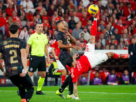 faça um resumo de 251 palavras sobre: Com hat-trick de Di María, Benfica goleia e avança às oitavas de final da Taça de Portugal Time de Lisboa vence o Estrela Amadora por 7 a 0 na quarta rodada eliminatória da competição, com show do atacante argentino e gol de bicicleta Di María segue em grande fase pelo Benfica. Aos 36 anos, o jogador argentino comandou o clube, neste sábado, na vitória por 7 a 0 sobre o Estrela Amadora no Estádio da Luz. Além de um show do atacante, com direito a hat-trick e pintura de bicicleta, a goleada garantiu a equipe nas oitavas de final da Taça de Portugal, em busca do 27º troféu do torneio. "Di Magia" foi o apelido que viralizou nas redes sociais após o jogo. O craque resolveu a partida logo no primeiro tempo com três gols em menos de 20 minutos. O mais impressionante deles foi o segundo, quando o meia Aursnes cruzou a bola para a área. Di María deu um toque para encobrir o marcador e acertou um lindo chute de bicicleta para levar a casa do Benfica à loucura. A segunda etapa foi só para confirmar a atuação de gala da equipe portuguesa. Aktürkoglu ampliou aos 14 minutos, Amdouni aos 36, e Arthur Cabral ainda deixou dois dele na reta final do jogo. A partida foi válida pela quarta rodada de mata-mata da Taça de Portugal. O Benfica se classificou para as oitavas da competição e aguarda os confrontos de domingo para saber o adversário na próxima etapa. Vale lembrar que o torneio funciona com seis eliminatórias só com jogo de ida na primeira fase. As oitavas, quartas e semis são com dois jogos decisivos, que levam a final única e em campo neutro. O Benfica é o maior ganhador da Taça de Portugal, com 26 títulos, seguido pelo Porto, que tem 20. -faça titulo. -faça outro resumo de 20 palavras. -e faça tags sem # e separadas por , 17/17 O ChatGPT disse: ChatGPT Título: Com hat-trick de Di María, Benfica goleia e avança às oitavas de final da Taça de Portugal Resumo de 251 palavras: O Benfica protagonizou uma goleada histórica sobre o Estrela Amadora por 7 a 0, no Estádio da Luz, garantindo vaga nas oitavas de final da Taça de Portugal. A grande estrela da partida foi o atacante argentino Ángel Di María, que aos 36 anos, mostrou todo seu talento ao marcar um hat-trick no primeiro tempo, com direito a um gol de bicicleta espetacular. O primeiro gol de Di María foi um toque de classe, mas o segundo, uma pintura de bicicleta, arrancou aplausos dos torcedores. O atacante fechou sua conta com um gol simples, mas decisivo, no intervalo da partida. Na segunda etapa, o Benfica continuou dominante: Aktürkoglu ampliou a vantagem aos 14 minutos, Amdouni fez o quinto aos 36 minutos, e Arthur Cabral ainda marcou dois gols para selar a vitória arrasadora. A vitória de 7 a 0 permitiu que o Benfica avançasse para a próxima fase, mantendo viva a busca pelo 27º título da Taça de Portugal, competição na qual é o maior vencedor, com 26 conquistas. O time agora aguarda o sorteio dos confrontos de domingo para saber quem será seu próximo adversário. A Taça de Portugal segue com o sistema de eliminação direta, e o Benfica continua firme na disputa pelo troféu. Resumo de 20 palavras: Com hat-trick e gol de bicicleta de Di María, Benfica vence Estrela Amadora por 7 a 0 e avança. Tags: Benfica, Di María, Taça de Portugal, Estrela Amadora, goleada, hat-trick, futebol, Arthur Cabral, Aktürkoglu, Amdouni, gol de bicicleta, eliminatórias, vitória, Lisboa, futebol português, futebol ao vivo, 27º título, Estádio da Luz, competição
