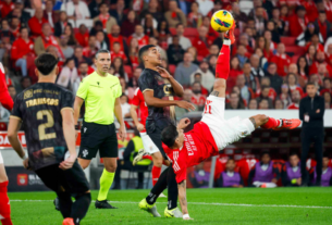 faça um resumo de 251 palavras sobre: Com hat-trick de Di María, Benfica goleia e avança às oitavas de final da Taça de Portugal Time de Lisboa vence o Estrela Amadora por 7 a 0 na quarta rodada eliminatória da competição, com show do atacante argentino e gol de bicicleta Di María segue em grande fase pelo Benfica. Aos 36 anos, o jogador argentino comandou o clube, neste sábado, na vitória por 7 a 0 sobre o Estrela Amadora no Estádio da Luz. Além de um show do atacante, com direito a hat-trick e pintura de bicicleta, a goleada garantiu a equipe nas oitavas de final da Taça de Portugal, em busca do 27º troféu do torneio. "Di Magia" foi o apelido que viralizou nas redes sociais após o jogo. O craque resolveu a partida logo no primeiro tempo com três gols em menos de 20 minutos. O mais impressionante deles foi o segundo, quando o meia Aursnes cruzou a bola para a área. Di María deu um toque para encobrir o marcador e acertou um lindo chute de bicicleta para levar a casa do Benfica à loucura. A segunda etapa foi só para confirmar a atuação de gala da equipe portuguesa. Aktürkoglu ampliou aos 14 minutos, Amdouni aos 36, e Arthur Cabral ainda deixou dois dele na reta final do jogo. A partida foi válida pela quarta rodada de mata-mata da Taça de Portugal. O Benfica se classificou para as oitavas da competição e aguarda os confrontos de domingo para saber o adversário na próxima etapa. Vale lembrar que o torneio funciona com seis eliminatórias só com jogo de ida na primeira fase. As oitavas, quartas e semis são com dois jogos decisivos, que levam a final única e em campo neutro. O Benfica é o maior ganhador da Taça de Portugal, com 26 títulos, seguido pelo Porto, que tem 20. -faça titulo. -faça outro resumo de 20 palavras. -e faça tags sem # e separadas por , 17/17 O ChatGPT disse: ChatGPT Título: Com hat-trick de Di María, Benfica goleia e avança às oitavas de final da Taça de Portugal Resumo de 251 palavras: O Benfica protagonizou uma goleada histórica sobre o Estrela Amadora por 7 a 0, no Estádio da Luz, garantindo vaga nas oitavas de final da Taça de Portugal. A grande estrela da partida foi o atacante argentino Ángel Di María, que aos 36 anos, mostrou todo seu talento ao marcar um hat-trick no primeiro tempo, com direito a um gol de bicicleta espetacular. O primeiro gol de Di María foi um toque de classe, mas o segundo, uma pintura de bicicleta, arrancou aplausos dos torcedores. O atacante fechou sua conta com um gol simples, mas decisivo, no intervalo da partida. Na segunda etapa, o Benfica continuou dominante: Aktürkoglu ampliou a vantagem aos 14 minutos, Amdouni fez o quinto aos 36 minutos, e Arthur Cabral ainda marcou dois gols para selar a vitória arrasadora. A vitória de 7 a 0 permitiu que o Benfica avançasse para a próxima fase, mantendo viva a busca pelo 27º título da Taça de Portugal, competição na qual é o maior vencedor, com 26 conquistas. O time agora aguarda o sorteio dos confrontos de domingo para saber quem será seu próximo adversário. A Taça de Portugal segue com o sistema de eliminação direta, e o Benfica continua firme na disputa pelo troféu. Resumo de 20 palavras: Com hat-trick e gol de bicicleta de Di María, Benfica vence Estrela Amadora por 7 a 0 e avança. Tags: Benfica, Di María, Taça de Portugal, Estrela Amadora, goleada, hat-trick, futebol, Arthur Cabral, Aktürkoglu, Amdouni, gol de bicicleta, eliminatórias, vitória, Lisboa, futebol português, futebol ao vivo, 27º título, Estádio da Luz, competição