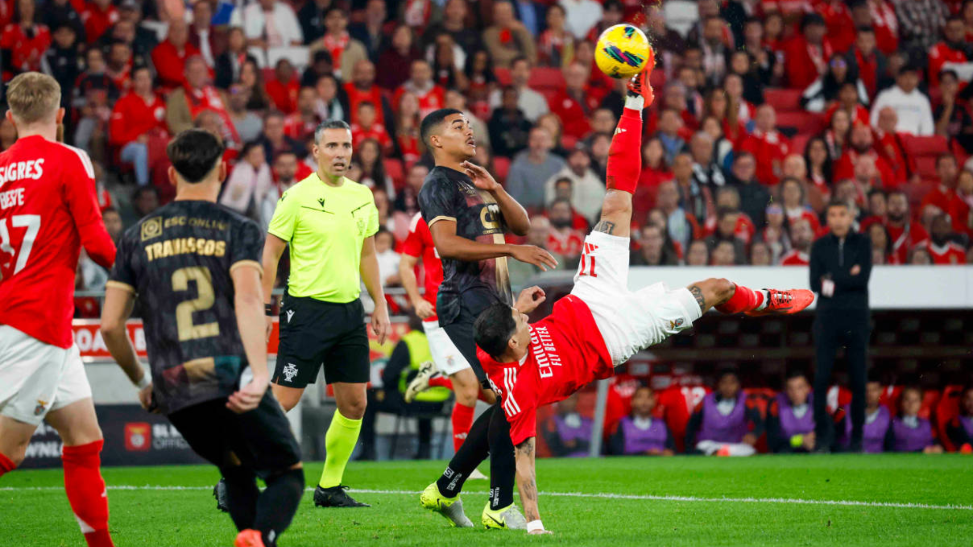 faça um resumo de 251 palavras sobre: Com hat-trick de Di María, Benfica goleia e avança às oitavas de final da Taça de Portugal Time de Lisboa vence o Estrela Amadora por 7 a 0 na quarta rodada eliminatória da competição, com show do atacante argentino e gol de bicicleta Di María segue em grande fase pelo Benfica. Aos 36 anos, o jogador argentino comandou o clube, neste sábado, na vitória por 7 a 0 sobre o Estrela Amadora no Estádio da Luz. Além de um show do atacante, com direito a hat-trick e pintura de bicicleta, a goleada garantiu a equipe nas oitavas de final da Taça de Portugal, em busca do 27º troféu do torneio. "Di Magia" foi o apelido que viralizou nas redes sociais após o jogo. O craque resolveu a partida logo no primeiro tempo com três gols em menos de 20 minutos. O mais impressionante deles foi o segundo, quando o meia Aursnes cruzou a bola para a área. Di María deu um toque para encobrir o marcador e acertou um lindo chute de bicicleta para levar a casa do Benfica à loucura. A segunda etapa foi só para confirmar a atuação de gala da equipe portuguesa. Aktürkoglu ampliou aos 14 minutos, Amdouni aos 36, e Arthur Cabral ainda deixou dois dele na reta final do jogo. A partida foi válida pela quarta rodada de mata-mata da Taça de Portugal. O Benfica se classificou para as oitavas da competição e aguarda os confrontos de domingo para saber o adversário na próxima etapa. Vale lembrar que o torneio funciona com seis eliminatórias só com jogo de ida na primeira fase. As oitavas, quartas e semis são com dois jogos decisivos, que levam a final única e em campo neutro. O Benfica é o maior ganhador da Taça de Portugal, com 26 títulos, seguido pelo Porto, que tem 20. -faça titulo. -faça outro resumo de 20 palavras. -e faça tags sem # e separadas por , 17/17 O ChatGPT disse: ChatGPT Título: Com hat-trick de Di María, Benfica goleia e avança às oitavas de final da Taça de Portugal Resumo de 251 palavras: O Benfica protagonizou uma goleada histórica sobre o Estrela Amadora por 7 a 0, no Estádio da Luz, garantindo vaga nas oitavas de final da Taça de Portugal. A grande estrela da partida foi o atacante argentino Ángel Di María, que aos 36 anos, mostrou todo seu talento ao marcar um hat-trick no primeiro tempo, com direito a um gol de bicicleta espetacular. O primeiro gol de Di María foi um toque de classe, mas o segundo, uma pintura de bicicleta, arrancou aplausos dos torcedores. O atacante fechou sua conta com um gol simples, mas decisivo, no intervalo da partida. Na segunda etapa, o Benfica continuou dominante: Aktürkoglu ampliou a vantagem aos 14 minutos, Amdouni fez o quinto aos 36 minutos, e Arthur Cabral ainda marcou dois gols para selar a vitória arrasadora. A vitória de 7 a 0 permitiu que o Benfica avançasse para a próxima fase, mantendo viva a busca pelo 27º título da Taça de Portugal, competição na qual é o maior vencedor, com 26 conquistas. O time agora aguarda o sorteio dos confrontos de domingo para saber quem será seu próximo adversário. A Taça de Portugal segue com o sistema de eliminação direta, e o Benfica continua firme na disputa pelo troféu. Resumo de 20 palavras: Com hat-trick e gol de bicicleta de Di María, Benfica vence Estrela Amadora por 7 a 0 e avança. Tags: Benfica, Di María, Taça de Portugal, Estrela Amadora, goleada, hat-trick, futebol, Arthur Cabral, Aktürkoglu, Amdouni, gol de bicicleta, eliminatórias, vitória, Lisboa, futebol português, futebol ao vivo, 27º título, Estádio da Luz, competição